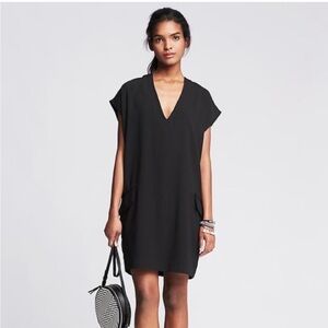 Banana republic cap sleeve v-neck cocoon mini dress in black. Petite small.